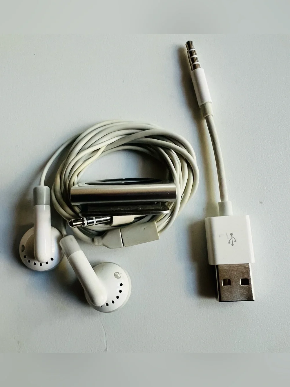 Apple Silver iPod Shuffle 4th Generation 2GB Earbuds And USB Cord Tested Working